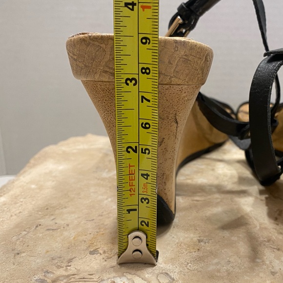 Kenneth Cole Reaction Black Leather Strappy Wedge Heeled Sandals Sz 9.5 - Picture 8 of 11